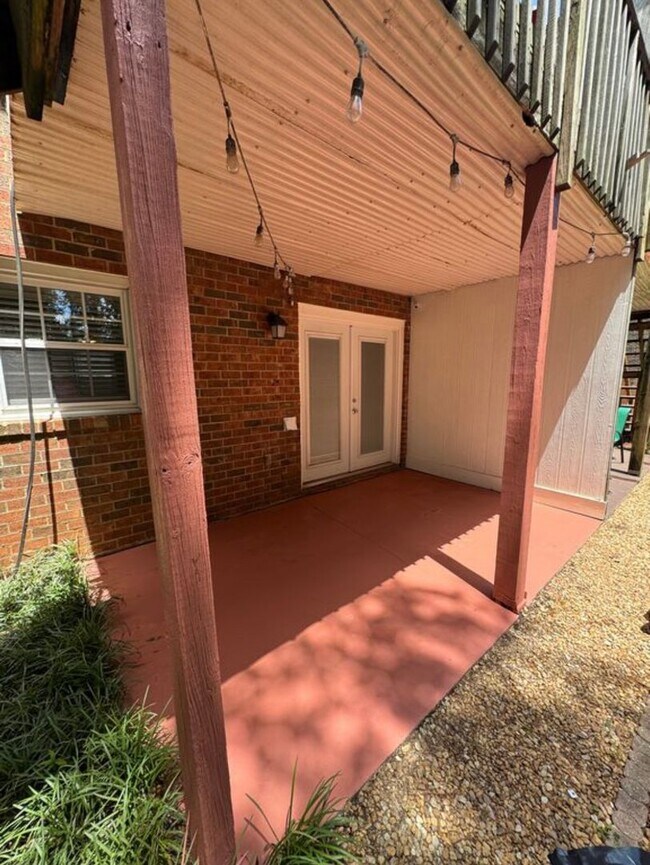 Building Photo - 2 bed 1 bath newly renovated!