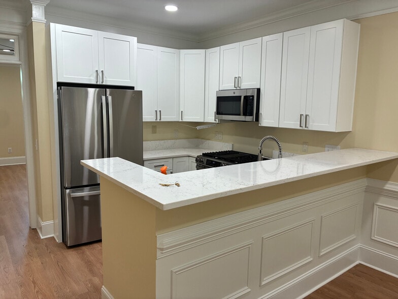 Building Photo - Room in Townhome on Windermere Dr