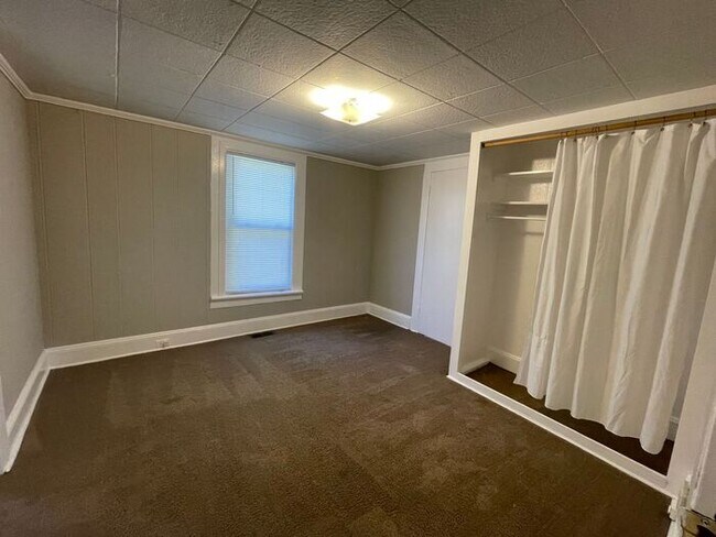 Building Photo - UNCG area with 3 bedrooms and 1 bath, Cent...