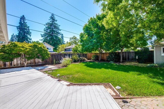 Building Photo - Beautiful 4 bedroom, 3 bath in desirable C...