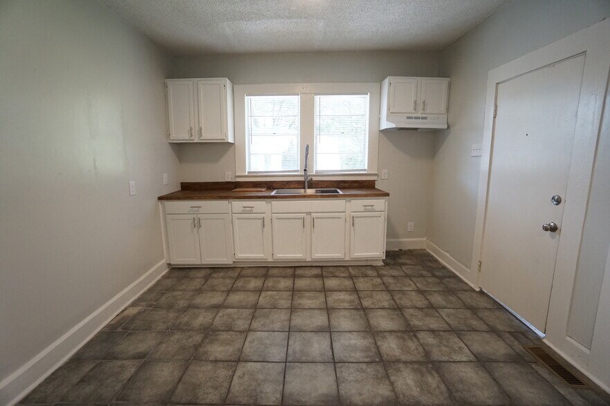 Building Photo - 1906 15th Ct N