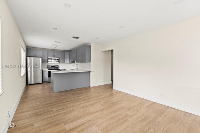 Building Photo - 6121 SW 40th Ct