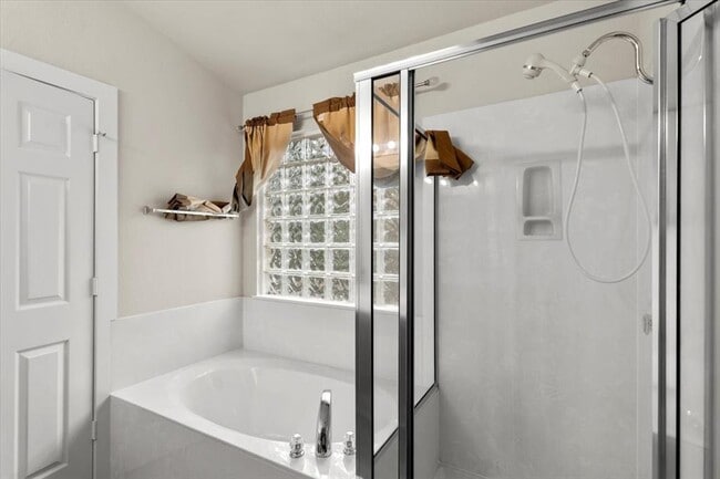 Building Photo - 410 Bandstand Ln