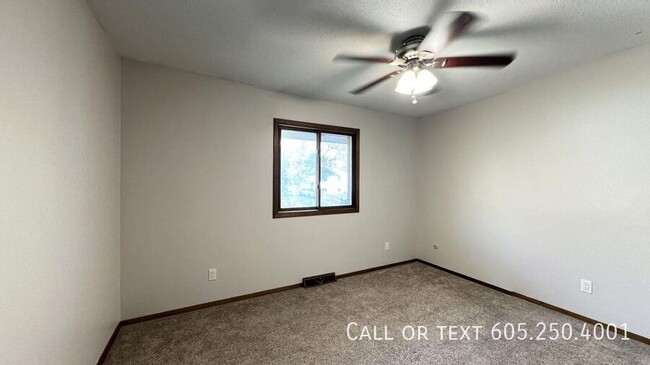 Building Photo - 4 bed 2 bath Newly Remodeled Home with att...