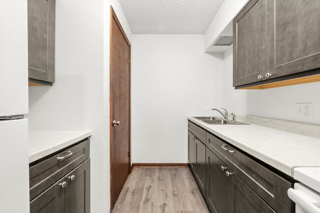 Building Photo - 609 E 3rd St