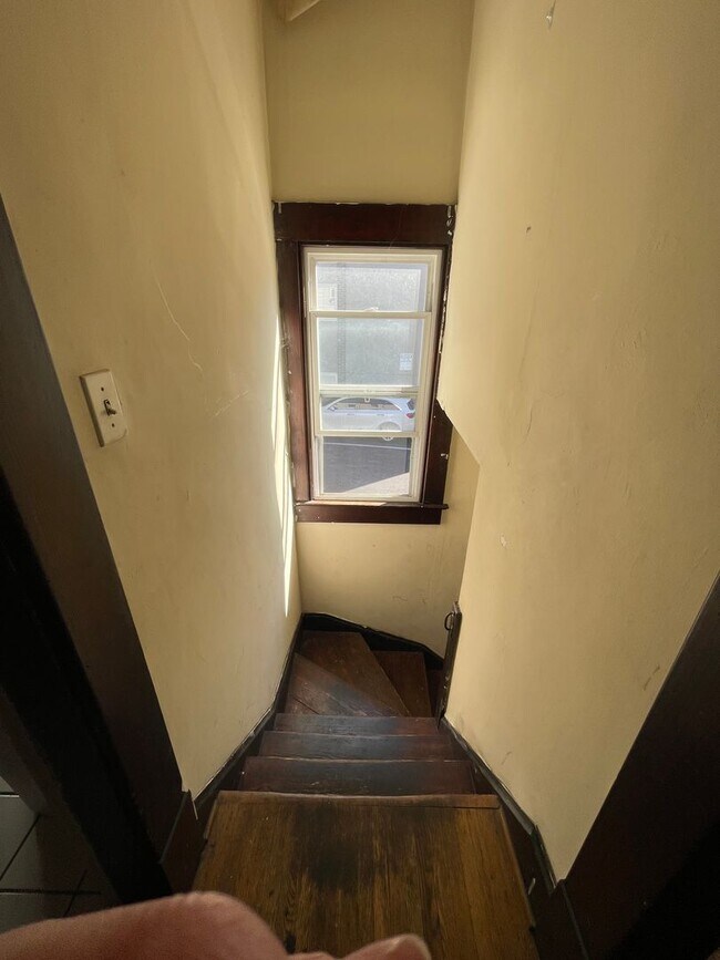 Building Photo - 3 bedroom 1 bath single family home with yard.