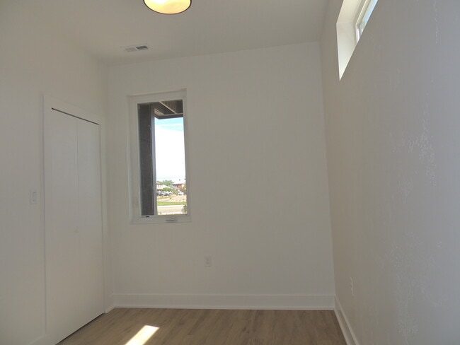 Building Photo - 600 Lawrence Ave