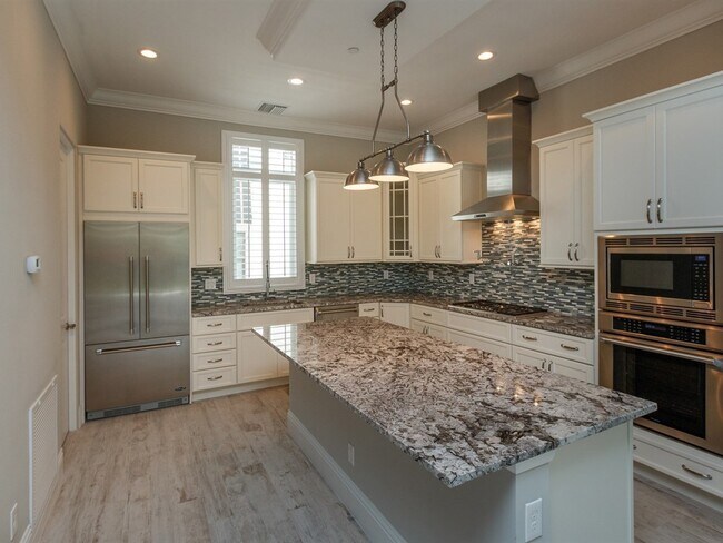 Building Photo - Chic Big City Inspired Brownstone