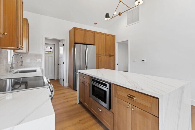 Building Photo - incredible home 3 bedroom, loft