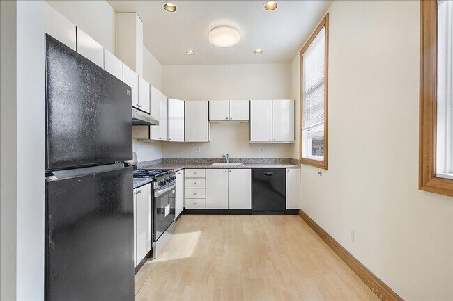 Building Photo - 1702 Paru St