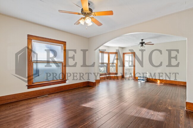 Building Photo - 221 S Glenn St