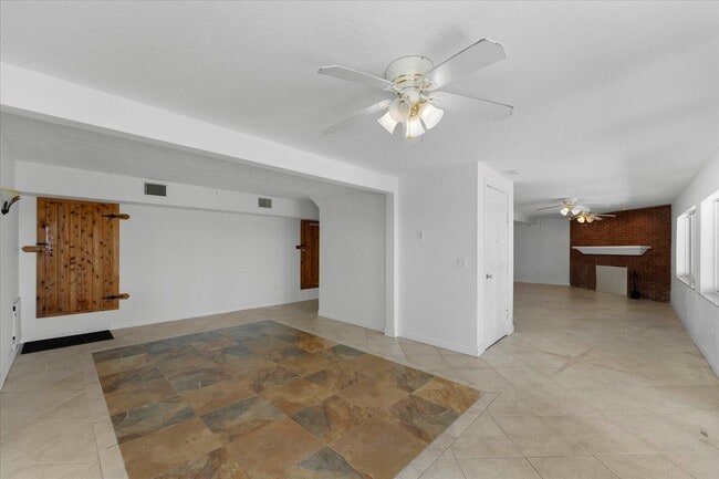 Building Photo - 850 NE Ixora Dr