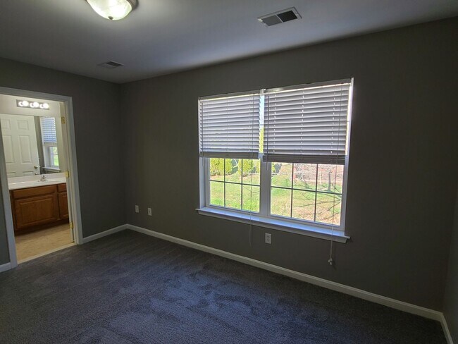 Building Photo - 3 bedroom,  2 1/2 bath town home in Waynesboro PA END UNIT