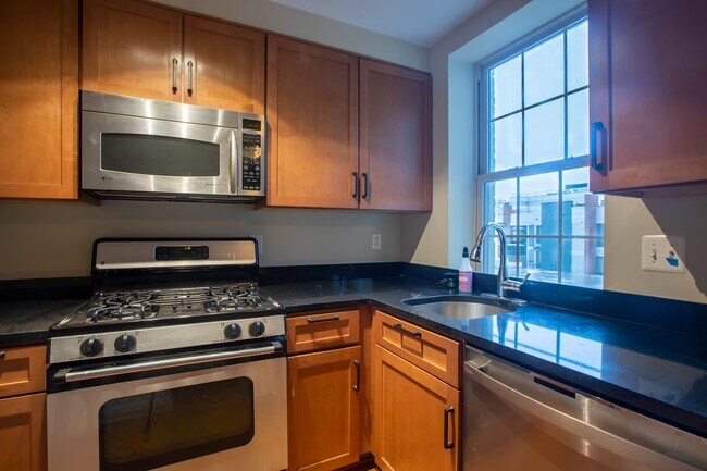 Building Photo - Lovely 1 BR/1 BA Condo in Columbia Heights!