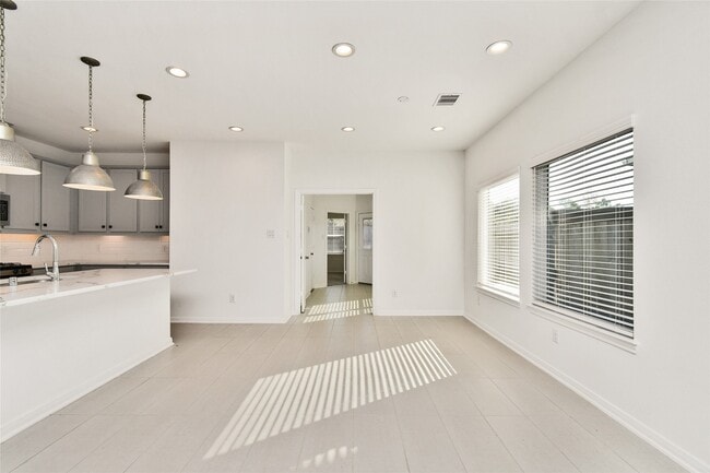 Building Photo - 623 Silver Pear Ct