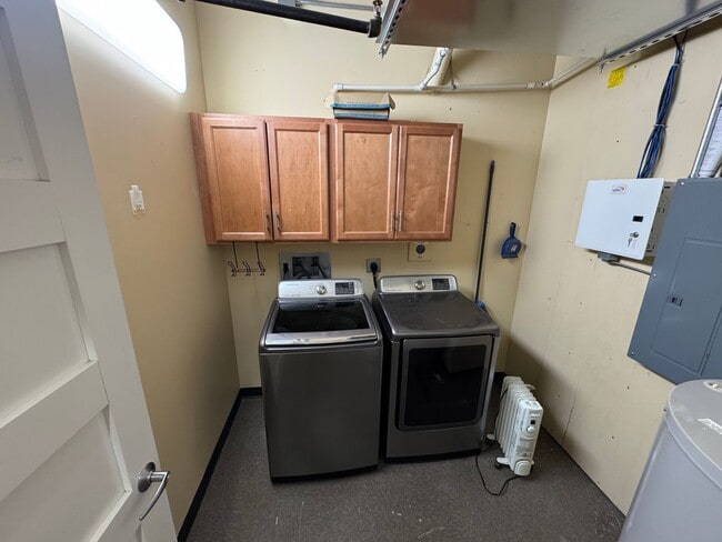 Building Photo - Down Town luxury condo is in a newly renov...