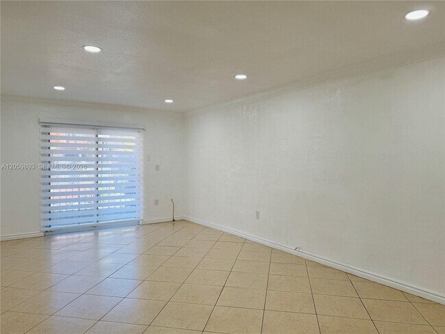 Building Photo - 1100 W 35th St