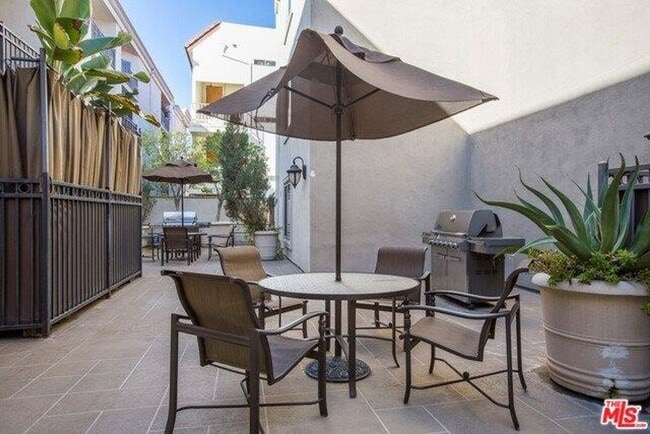 Building Photo - Prime location Studio near Cedars Sinai, B...