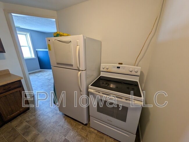 Building Photo - 105 1st St E