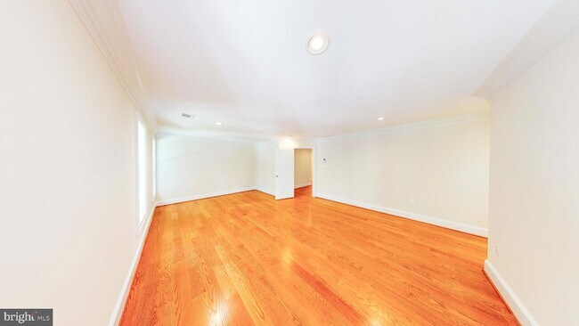 Building Photo - 6403 Earlham Dr