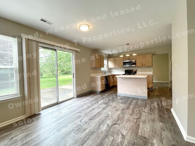 Building Photo - Large 4 bedroom 2.5 bath 2 car garage hous...