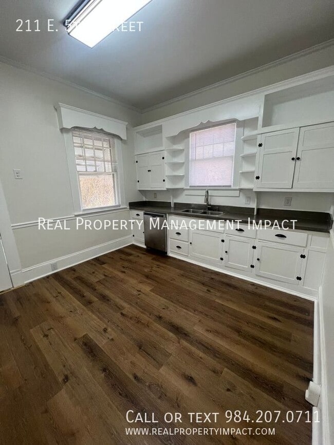 Building Photo - 211 E 5th St