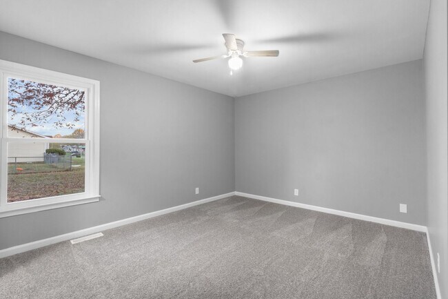 Building Photo - 4 Bedroom Pet Friendly Home For Rent On a Large Corner Lot!