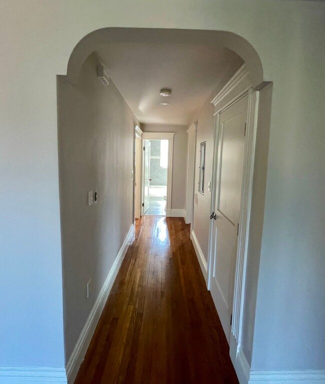 Building Photo - Nice 3 bed in Brookline