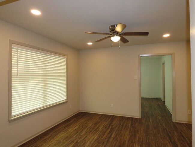 Building Photo - Updated 5 bedroom, 3 bathroom home in Tyle...