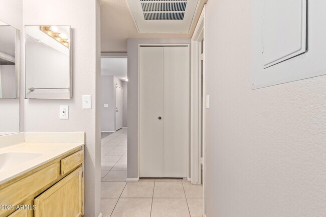 Building Photo - 10610 S 48th St