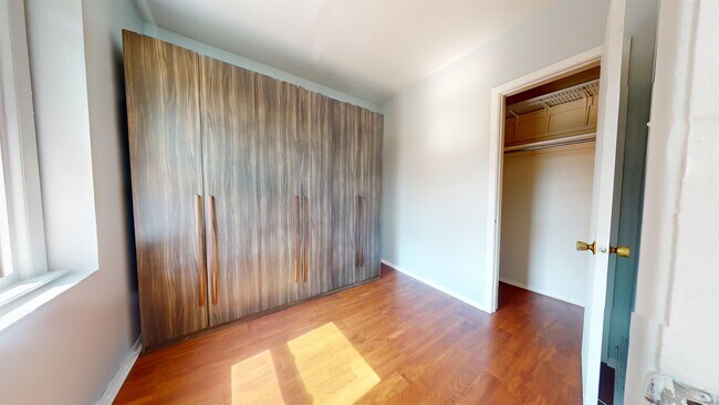 Building Photo - 328 49th St