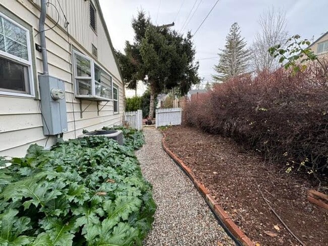 Building Photo - Welcome to this charming 2-bedroom, 2-bath...