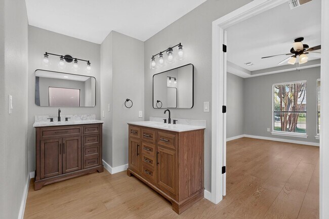 Building Photo - Beautifully Renovated Home In Carrollton Ready For Move-in