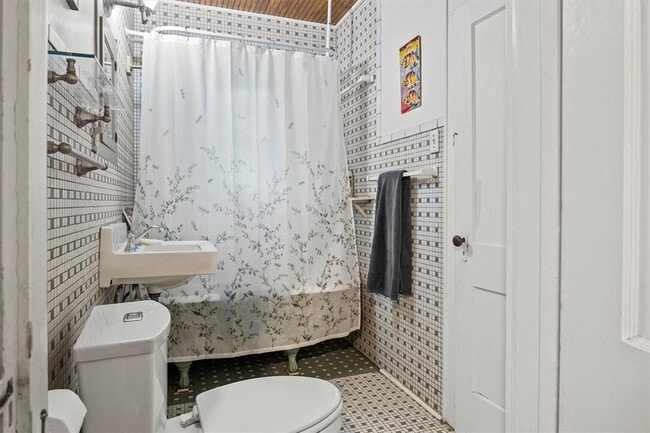 Building Photo - 508 E 38th 1/2 St