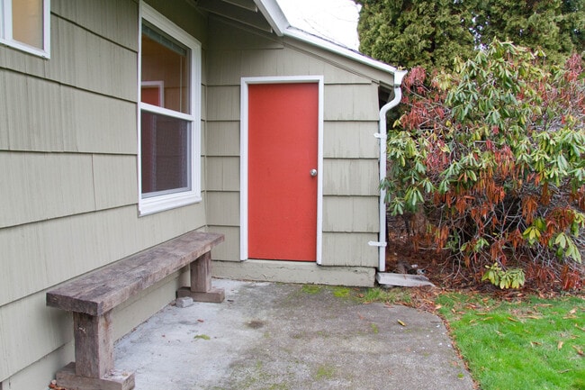 Building Photo - Lovely Arbor Lodge 3-Bedroom Home with Spa...