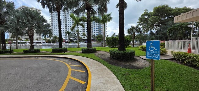 Building Photo - 400 Kings Point Dr