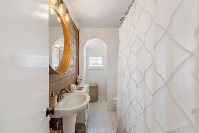 Building Photo - 721 W 12th St