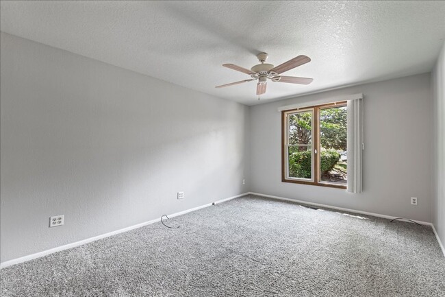 Building Photo - 2 bedroom 2 bath townhome located on the B...