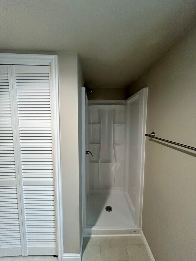 Building Photo - Remodeled 3 Bed, 2 Bath Home in West Jordan — Available Now