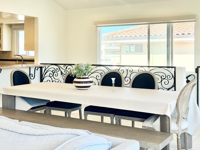 Building Photo - 3953 Sunset Ln