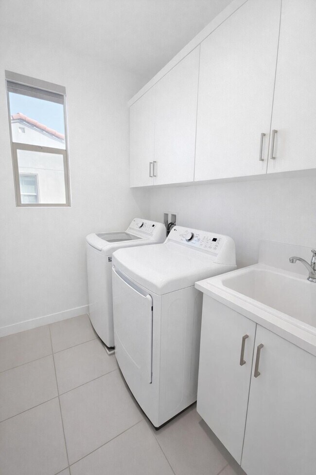 Building Photo - 35770 McCarthy St