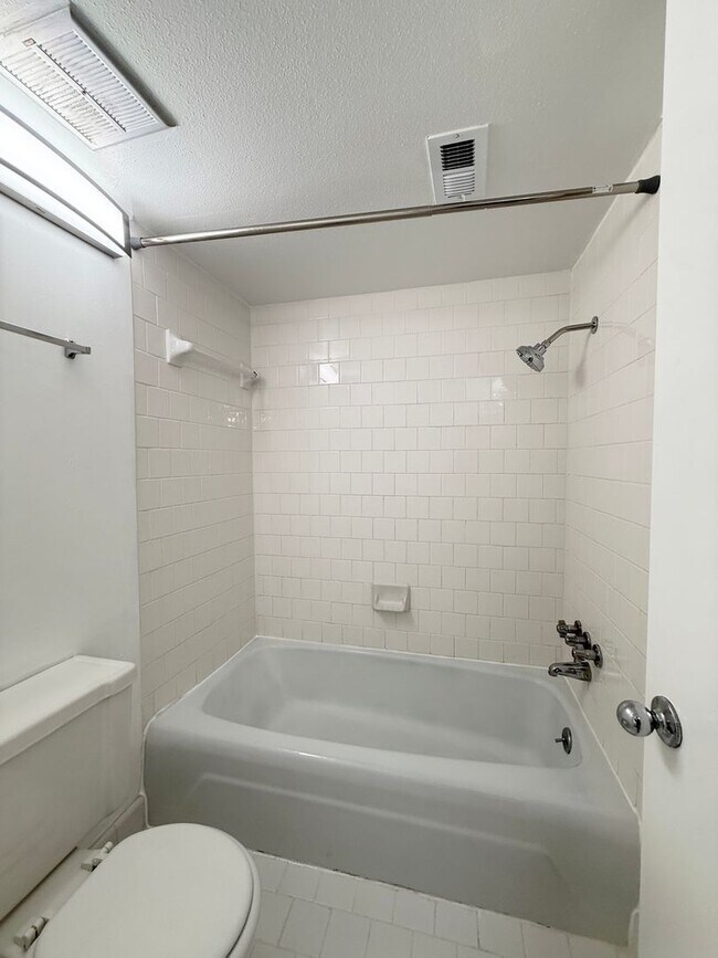 Building Photo - Modern 2/2.5/1 Townhome Across From The Me...