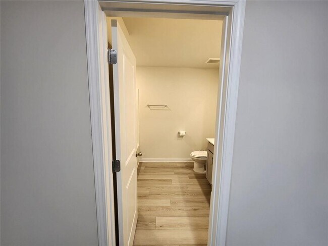 Building Photo - 235 Vly Oak Dr