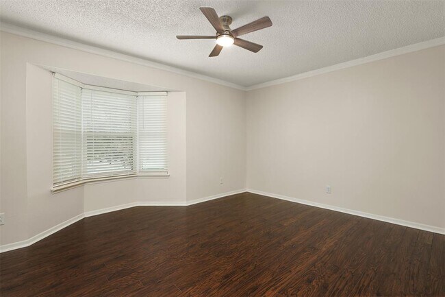 Building Photo - 831 Silverpines Rd