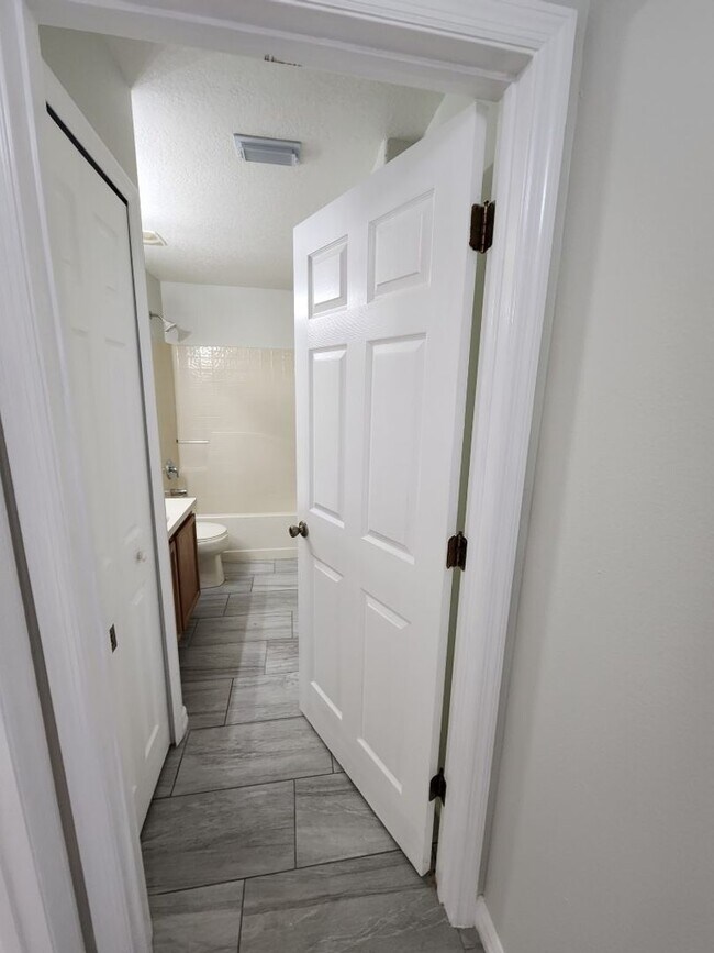 Building Photo - 4/2 Contemporary Style house