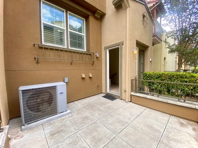 Building Photo - Beautiful 3-Bedroom Townhome in Private Ga...