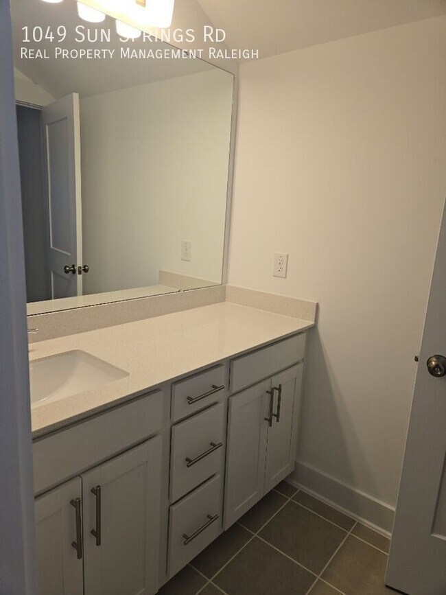 Building Photo - 1049 Sun Spgs Rd