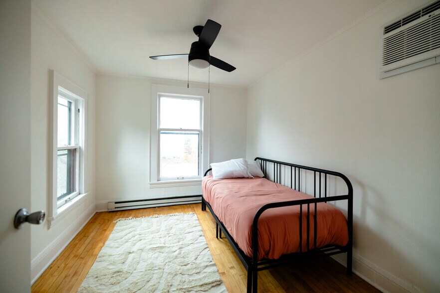 Building Photo - 1126 Jefferson St NE