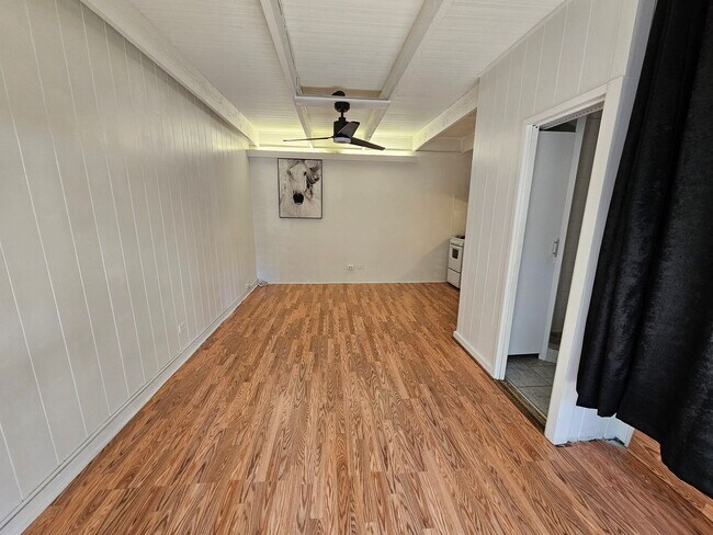 Building Photo - Walkup Studio in Waikiki