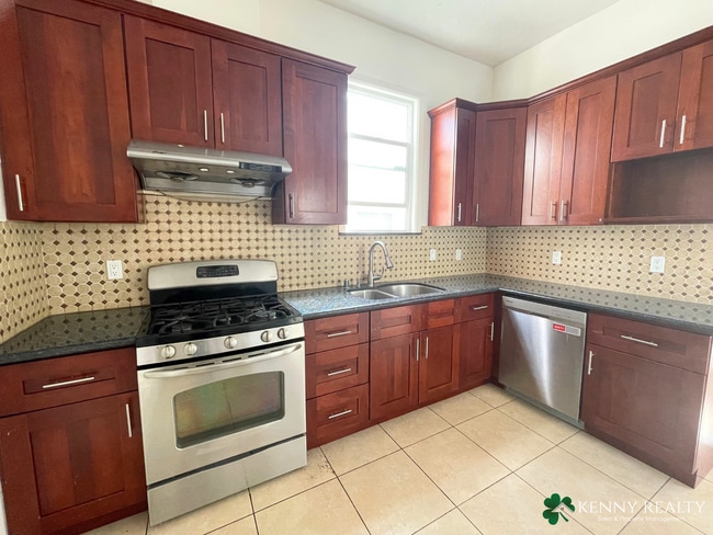 Building Photo - Two Bedroom Home in San Francisco, Bonus R...